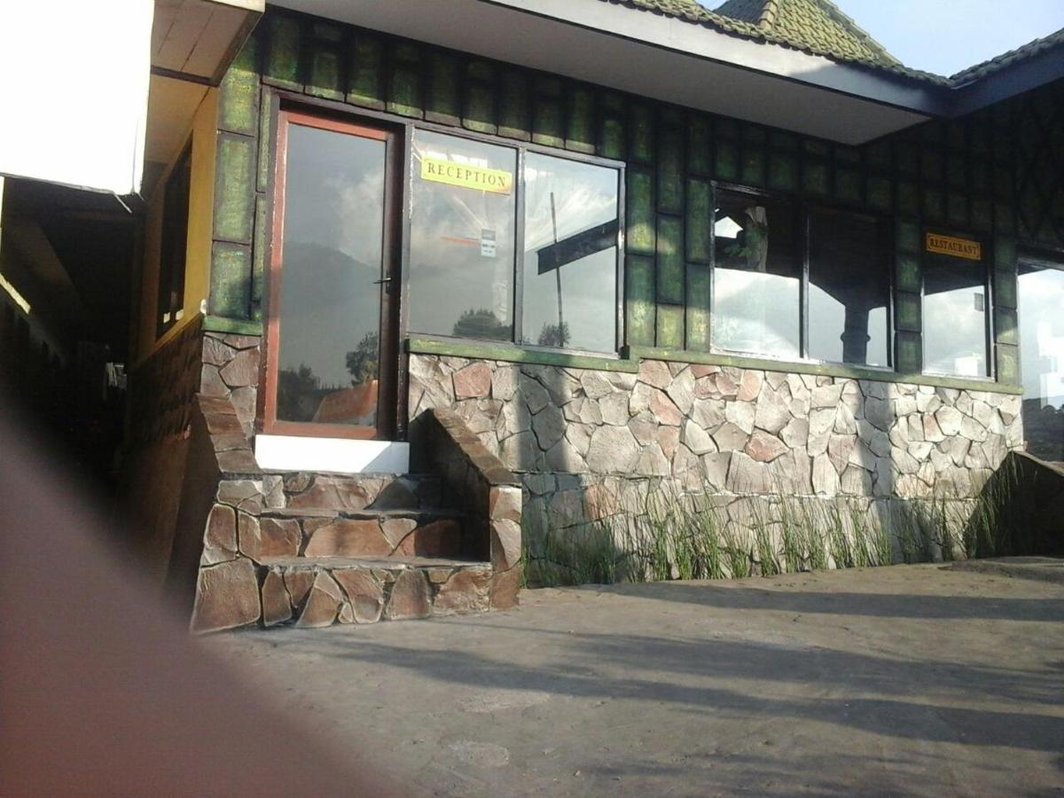 チェマラ インダー ホテル ブロモ山 エクステリア 写真