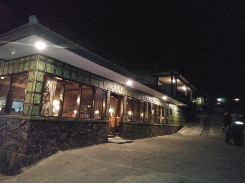 チェマラ インダー ホテル ブロモ山 エクステリア 写真